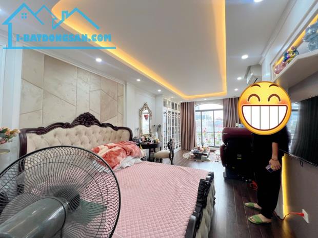 Bán nhà Đại La, mặt phố, lô góc, vỉa hè kinh doanh, ô tô dừng đỗ, 66m2, mt 4m, chỉ 35 tỷ.