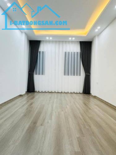 HƠN 5 TỶ - HOÀNG MAI- 1 NHÀ RA PHỐ- 36M²x5 TẦNG Ô TÔ QUA CỬA - 2