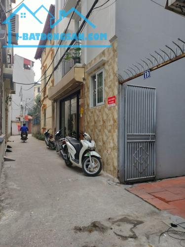 Bán gấp nhà gần mặt phố Ái Mộ Bồ Đề 32m 5 tầng mt4.3m giá chỉ 6.18 tỷ ô tô đỗ cổng