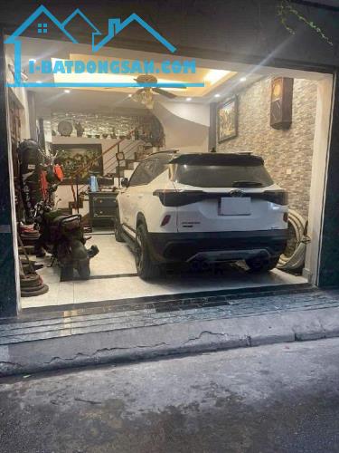 Hơn 7 tỷ, Bán nhà 6T ngõ 145 Nguyễn Văn Cừ, Lô góc, oto tránh, vào nhà. LH 0936123469 - 2
