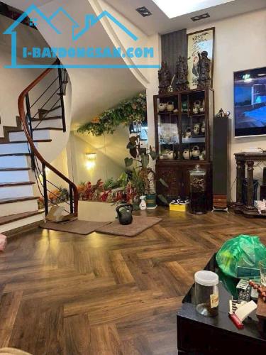 Hơn 7 tỷ, Bán nhà 6T ngõ 145 Nguyễn Văn Cừ, Lô góc, oto tránh, vào nhà. LH 0936123469