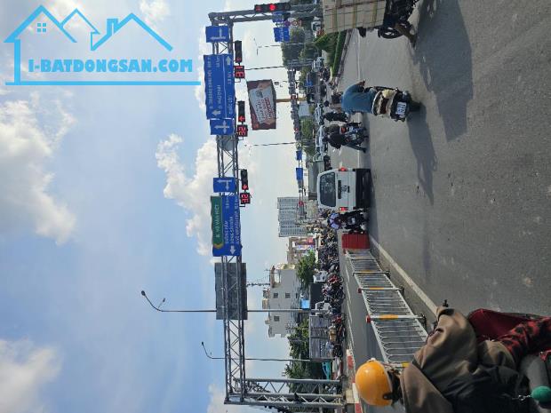 MTKD lô góc chợ An Dương Vương P16 Q8, 220m2 ngang 6.3m nở hậu, dòng tiền 261tr, giá 19 tỷ - 3