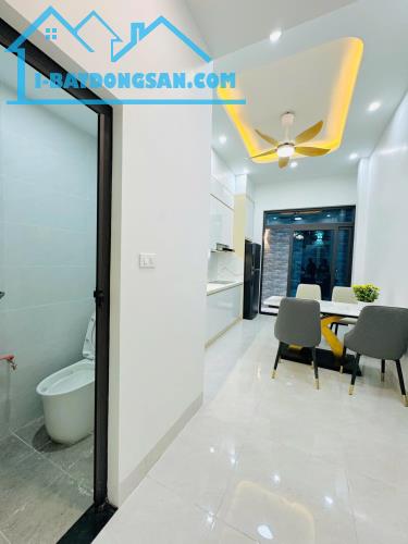 BÁN NHÀ PHÂN LÔ NGUYÊN HỒNG-46m2,4T- SÁT Ô TÔ! Giá chỉ 9.28 Tỷ - 2