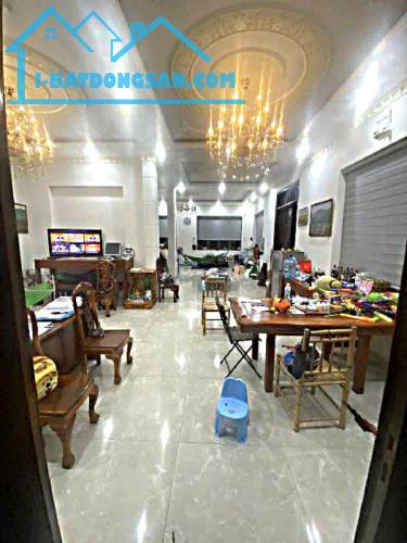 Giảm 2 tỷ Biệt thự 2 MT lô góc Ngã Tư Ga Q.12, 288m2, 15x20m chỉ 19.x tỷ - 2