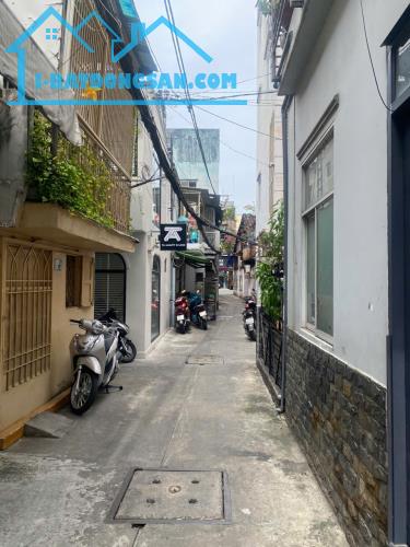 Cần bán nhà 213/…… Nguyễn Trãi, Phường 2,Quận 5, ngan 4,4 x 9,6 Nở hậu 5,3m2, nhà cấp 4,