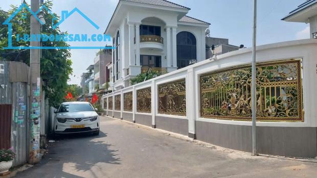 Cần bán nhà vị trí đắt địa quận 9 diện tích 61m2