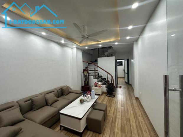 nhà 5 tầng xịn đẹp,ô tô đỗ cửa,cách intracom 50m ,view cầu nhật tân ,nhiều tiện ích