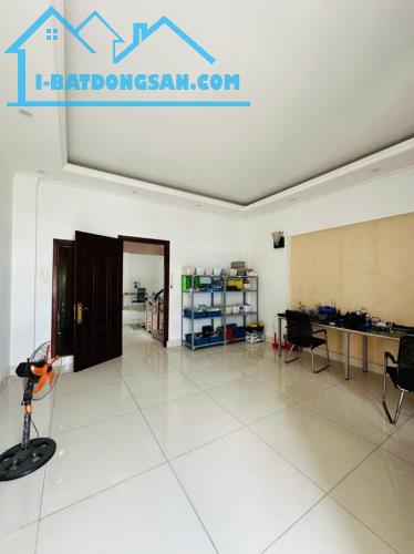 NGAY PHÚ HỮU - 180m2 - ĐƯỜNG 8m - 13 Tỉ - 1