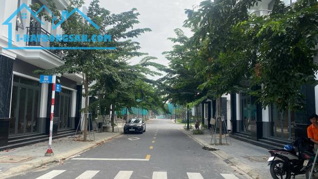 Nhà phố hiện đại tại Hòa Lợi, Bến Cát, giá rẻ 2,66 tỷ - Sổ hồng riêng!
Modern Townhouse - 1