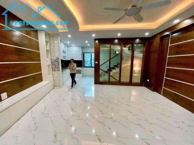 Bán nhà Nguyễn Đình Hoàn, Cầu Giấy 8 tỷ, 40 m2 5tầng thang máy vi vu - 3