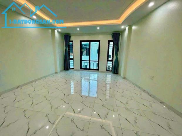 Bán nhà Nguyễn Đình Hoàn, Cầu Giấy 8 tỷ, 40 m2 5tầng thang máy vi vu - 1