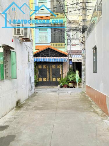 Bán Nhà Trung Chánh, 50m2, 2 tầng,3PN, 1 xẹt ngắn , Hẻm xe hơi, giá có 3,59 tỷ - 4