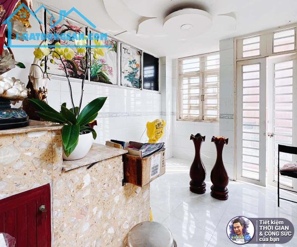 BÁN NHÀ 1 SẸC ĐOÀN VĂN BƠ. 26M2. NHÀ ĐẸP VÀ MỚI 5 TẦNG. HẺM GẦN 4M. CÁCH Q1 CHỈ 1KM