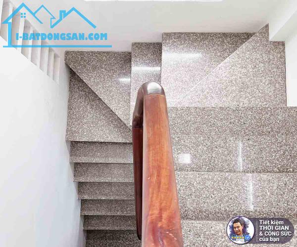 BÁN NHÀ ĐOÀN VĂN BƠ. 22M2. 5 TẦNG BÊ TÔNG CỐT THÉP.HẺM TRƯỚC NHÀ 3.5M. SÁT QUẬN 1 - 7