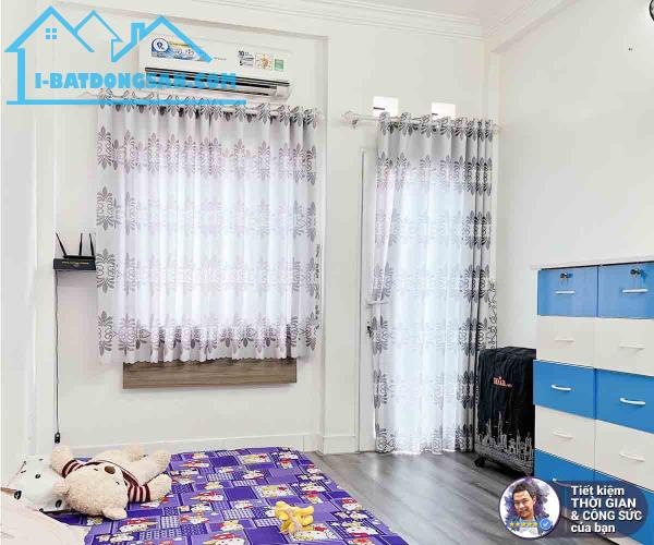 BÁN NHÀ ĐOÀN VĂN BƠ. 22M2. 5 TẦNG BÊ TÔNG CỐT THÉP.HẺM TRƯỚC NHÀ 3.5M. SÁT QUẬN 1 - 10