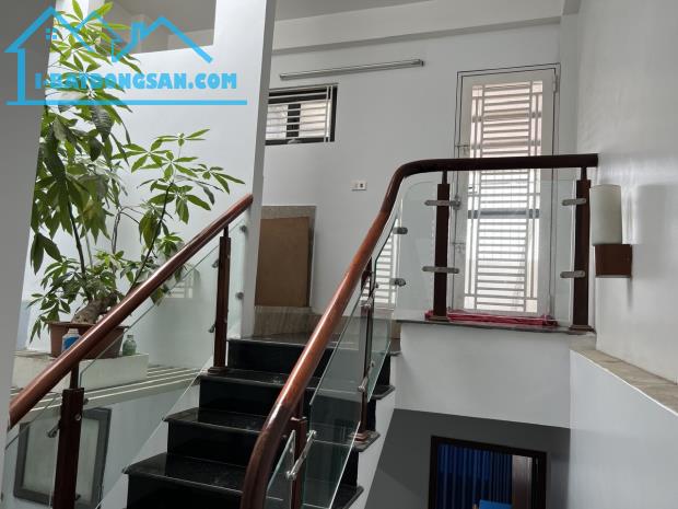 Cần cho thuê nhà tại Vũ Xuân Thiều, Long Biên. Nhà to rộng vừa ở vừa kinh doanh được.