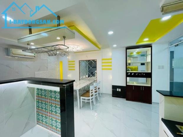 Chính chủ kẹt tiền bán gấp nhà đường Phạm Văn Chí, Quận 6. Giá 2tỷ950. Hẻm Ô Tô. DT 64m2 - 1