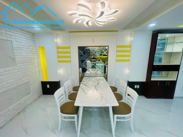Chính chủ kẹt tiền bán gấp nhà đường Phạm Văn Chí, Quận 6. Giá 2tỷ950. Hẻm Ô Tô. DT 64m2 - 3