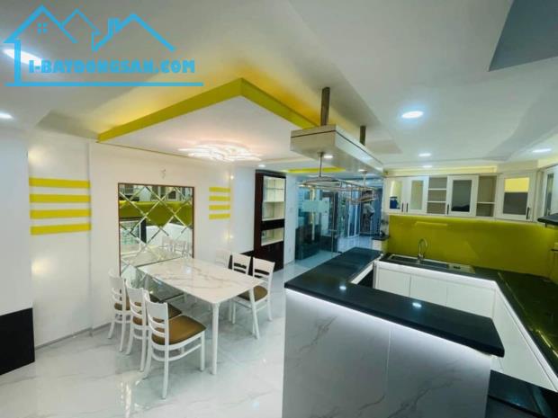 Chính chủ kẹt tiền bán gấp nhà đường Phạm Văn Chí, Quận 6. Giá 2tỷ950. Hẻm Ô Tô. DT 64m2 - 4