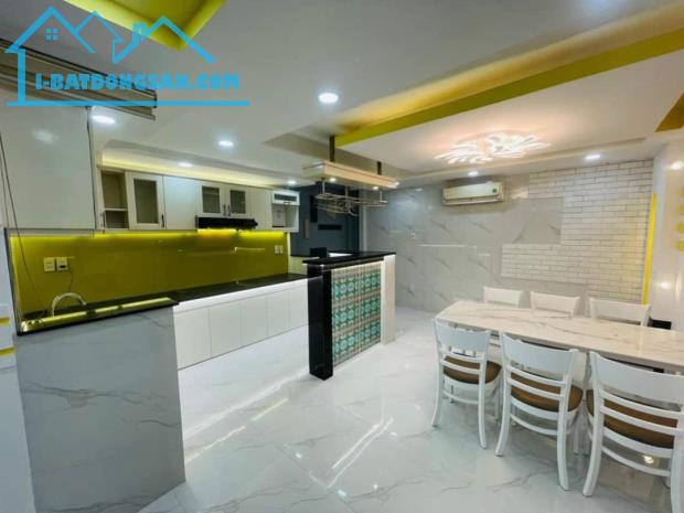 Chính chủ kẹt tiền bán gấp nhà đường Phạm Văn Chí, Quận 6. Giá 2tỷ950. Hẻm Ô Tô. DT 64m2 - 5