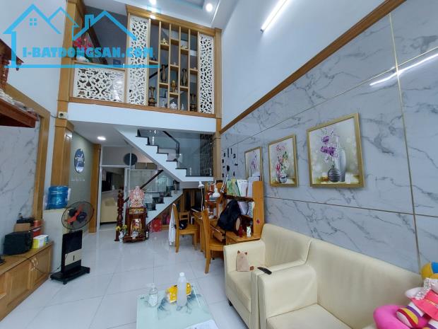 Bán gấp nhà 3 tầng Nguyễn Ảnh Thủ, Trung Mỹ Tây chỉ 6.4 tỷ.