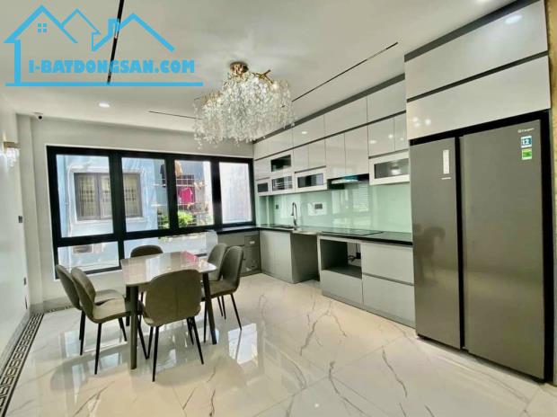BÁN GẤP NHÀ ĐẸP PHỐ NGUYỄN VĂN CỪ 45M x 6T THANG MÁY, FULL NỘI THẤT, GARA Ô TÔ. GIÁ 8 TỶ X - 2