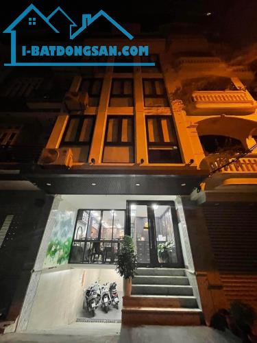 Bán nhà mặt phố Đê La Thành, Đống Đa. 128 m2 x 7T x Mt 6,8 m. Ô tô Spa Văn Phòng KD.