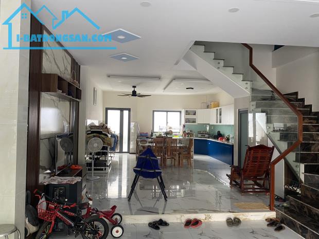 Giá chỉ còn 4 tỷ950. Nhà 2 lầu 1 tum KDC Bửu Hoà, Biên Hoà. Đường 2 oto. - 4