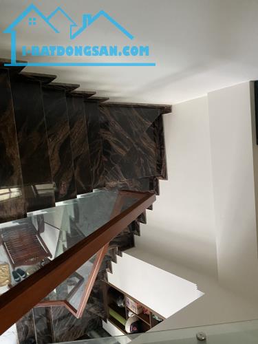Giá chỉ còn 4 tỷ950. Nhà 2 lầu 1 tum KDC Bửu Hoà, Biên Hoà. Đường 2 oto. - 1