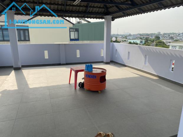 Giá chỉ còn 4 tỷ950. Nhà 2 lầu 1 tum KDC Bửu Hoà, Biên Hoà. Đường 2 oto.