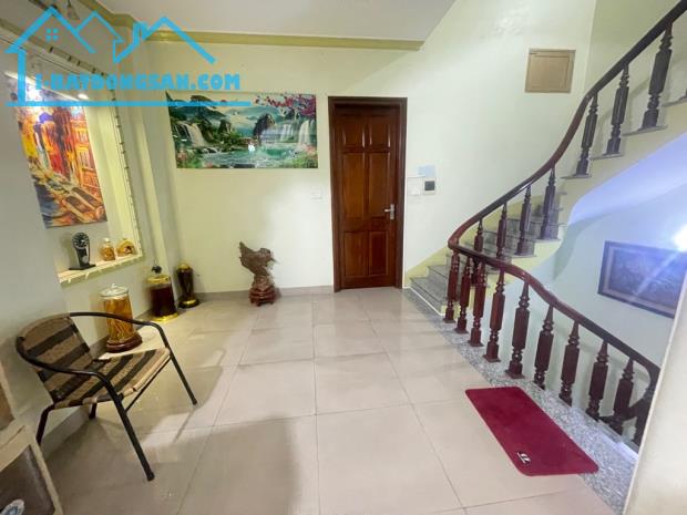 Giá Sốc! Nhà mặt phố Thạch Bàn 75m2, vỉa hè rộng, mặt tiền hiếm, chỉ 18.8 tỷ.
