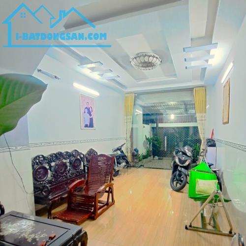 MUA Ở NGAY - Nhà Đường 11 Trường Thọ, 3 Tầng, SÂN XE HƠI, Đường Trước Nhà RỘNG 8M, DT - 2