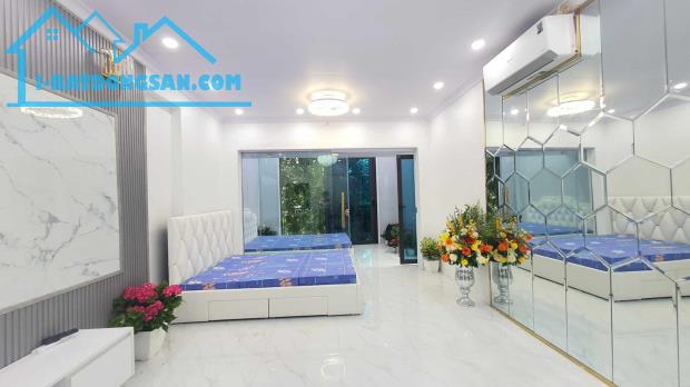 Bán căn hộ đường Hồng Hà, Hoàn Kiếm, lô góc 90m2, 3 ngủ full nội thất view phố