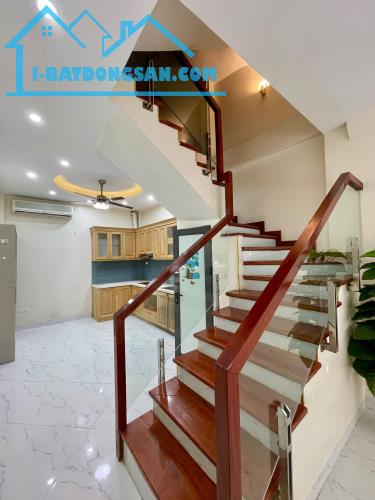 ĐẸP RẺ nhà Dịch Vọng 40 m2, oto 7 chỗ đỗ cửa, GIÁ NGON chỉ nhỉnh 7 tỷ