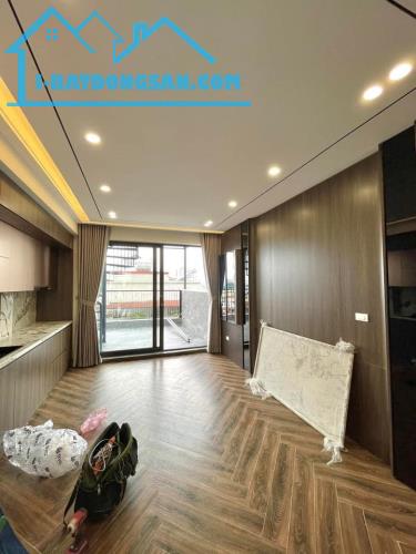 Bán Nhà Nguyễn Văn Cừ, Long Biên 40m2, 6 Tầng, Gara, Thang Máy - Ô Tô Dừng đỗ - 13.28 Tỷ - 2