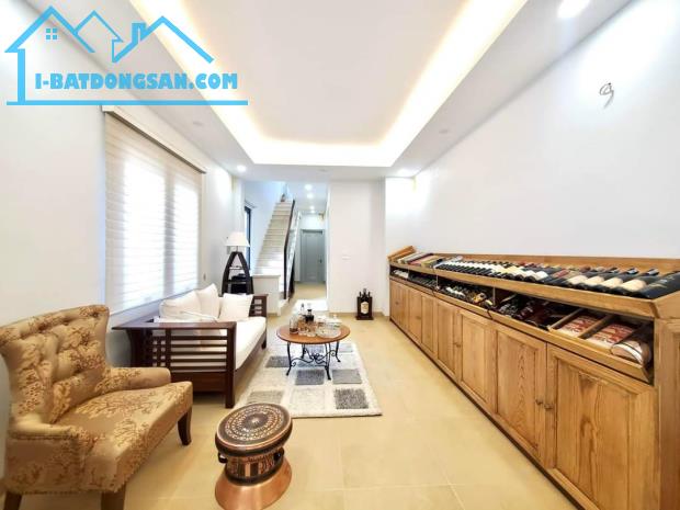 CUNG ĐIỆN 5 SAO GIA THỤY LB 100M2 THANG MÁY OTO TRÁNH KINH DOANH. 17,9TỶ