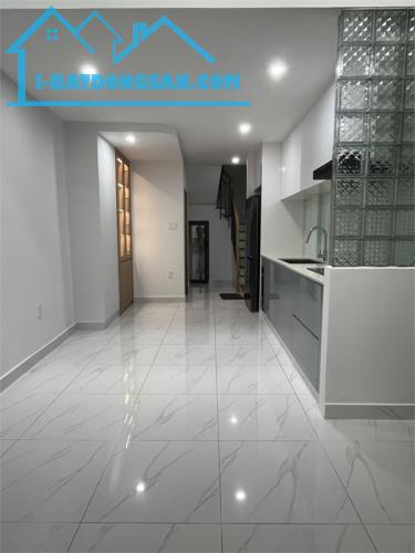 CẦN BÁN Nhà mới Lê Văn Sỹ Quận 3: 1 trệt + 1 lửng + 2 lầu và sân thượng. - 1