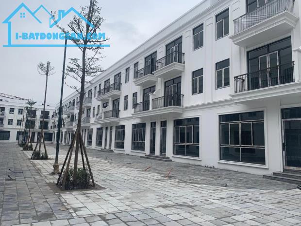 Chuyển nhượng căn liền kề view trực diện công viên, diện tích 134,9m2, giá cả hợp lý.