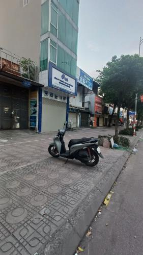 Bán nhà Phố Ngô Gia Tự Long Biên đất phân lô vỉa hè rộng : 85 m2 MT 5 m . - 2