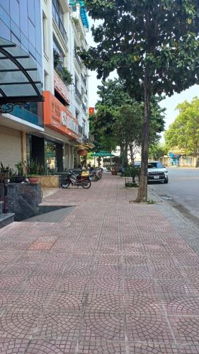 Bán nhà Phố Ngô Gia Tự Long Biên đất phân lô vỉa hè rộng : 85 m2 MT 5 m .