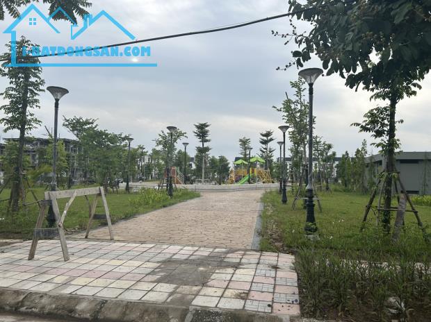 Căn biệt thự song lập duy nhất HUD Mê Linh view công viên 300m2 - 5x triệu/m2 - 1