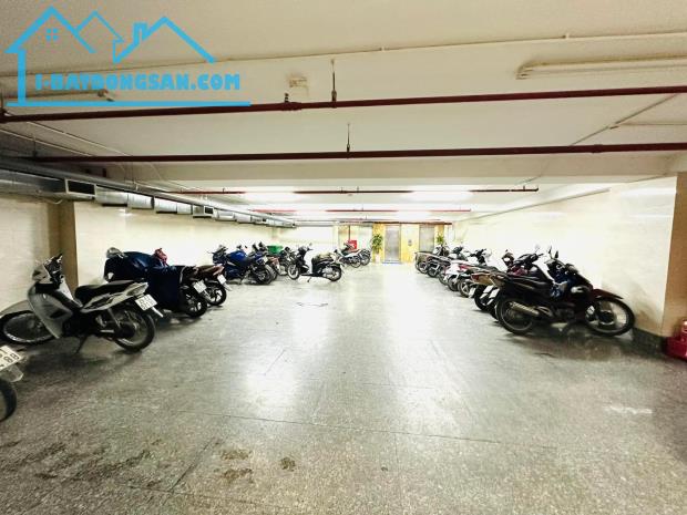 Bán Tòa Nhà Đẳng Cấp Nhất Nhì Phố Hoàng Cầu View Hồ, View Sân Bóng. DT 234M2 x 9T. MT 9,5M - 4