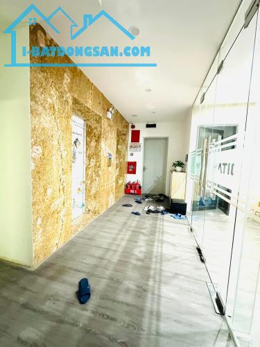 Bán Tòa Nhà Đẳng Cấp Nhất Nhì Phố Hoàng Cầu View Hồ, View Sân Bóng. DT 234M2 x 9T. MT 9,5M - 3