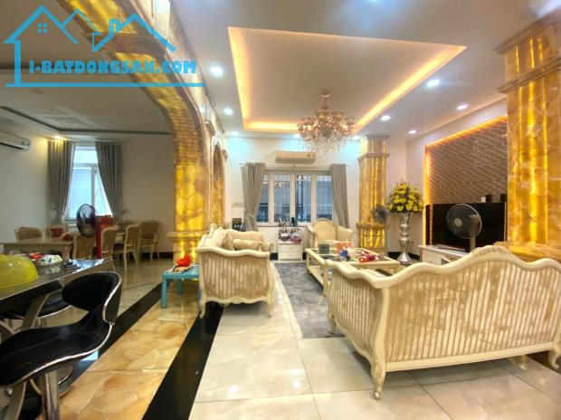 MẶT TIỀN CỬU LONG - KHU VIP SÂN BAY - BIỆT THỰ BỀ THẾ CÓ THANG MÁY - 330M2 GIÁ CHỈ 70 TỶ - 2