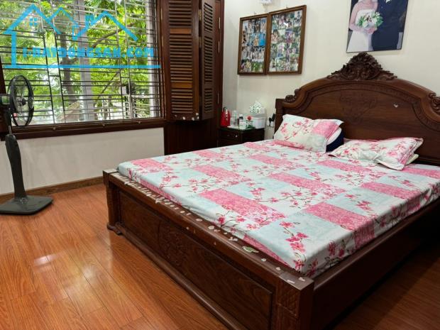 Bán nhà phân lô Huỳnh Thúc Kháng, ô tô 7 chỗ vào nhà, thoáng sáng 2 mặt. Giá 17 tỷ - 2