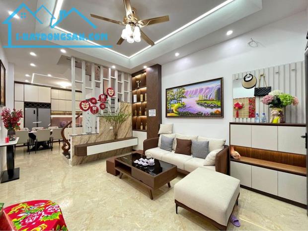 CHỦ NHỜ BÁN NHÀ TRẦN CUNG 50M-GẦN PHỐ-SỔ HOA HẬU-5 TẦNG - GIÁ NHỈNH 6 TỶ - 3