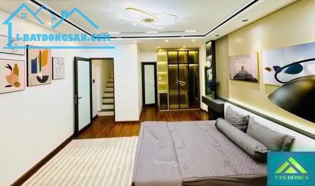 BÁN NHÀ 3 TẦNG- 110 M2 TRUNG TÂM QUẬN 7- VỊ TRÍ ĐẸP- GIÁ RẺ