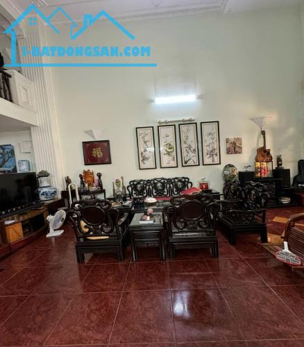 Bán biệt thự Cộng Hoà, P4, Tân Bình, 231m2, 3 tầng, ngang 7,6m, đẹp tuyệt - 1