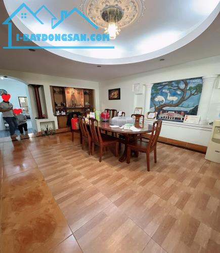 Bán biệt thự Cộng Hoà, P4, Tân Bình, 231m2, 3 tầng, ngang 7,6m, đẹp tuyệt - 2