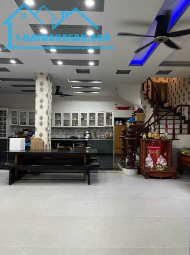 Nhà 3 mặt tiền  2 lầu 1 trệt giá ngộp 4.1tỷ/129 m2, sân ô tô - 4